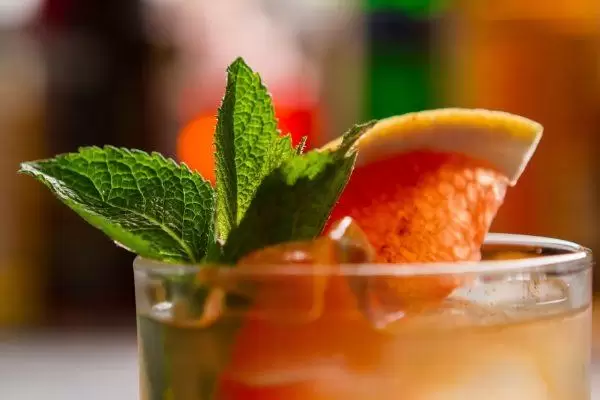 cocktail-with-slice-of-grapefruit-HQ9Z3L8-min