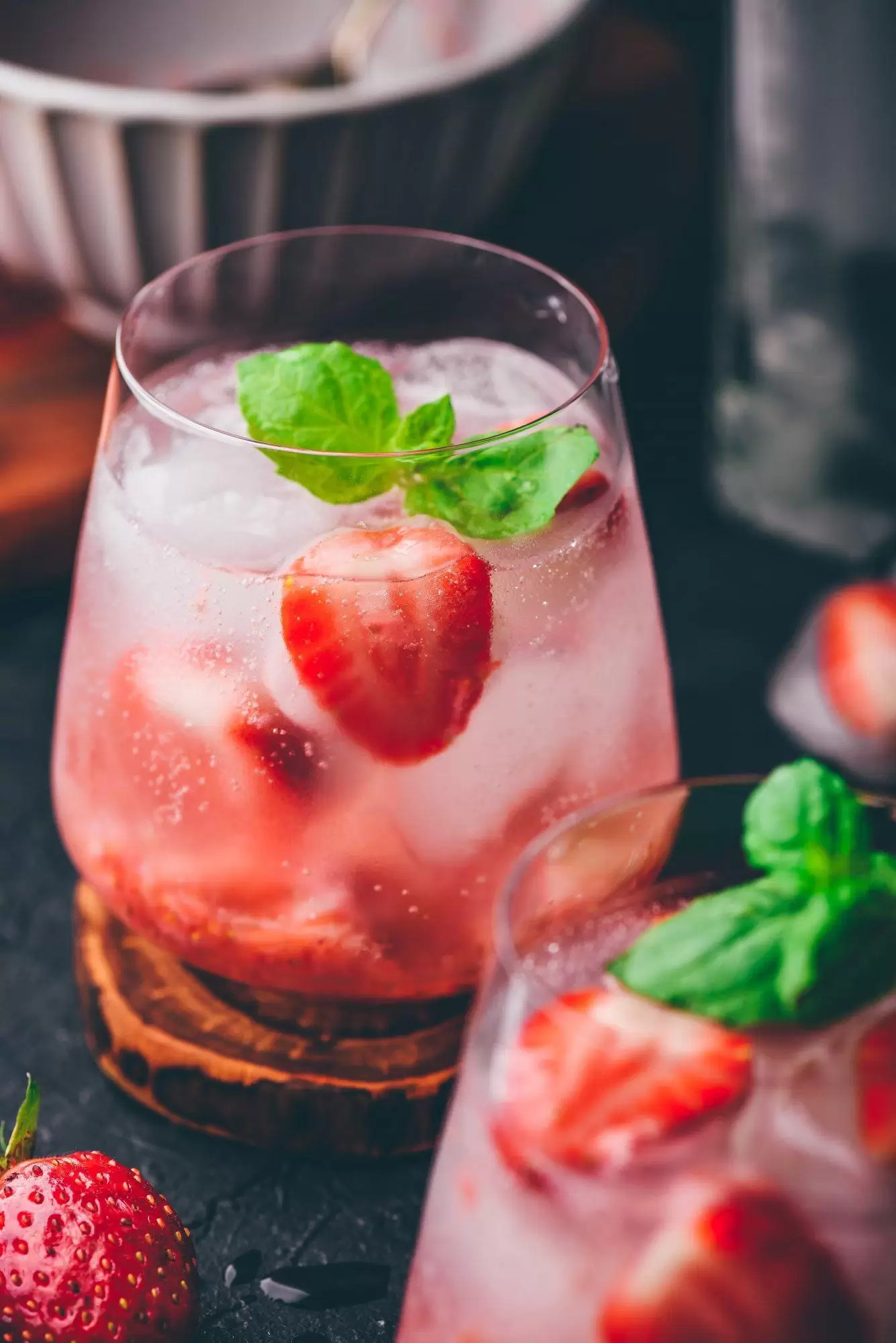 cocktails-with-strawberry-gin-and-tonic-7RZ6QLV-min