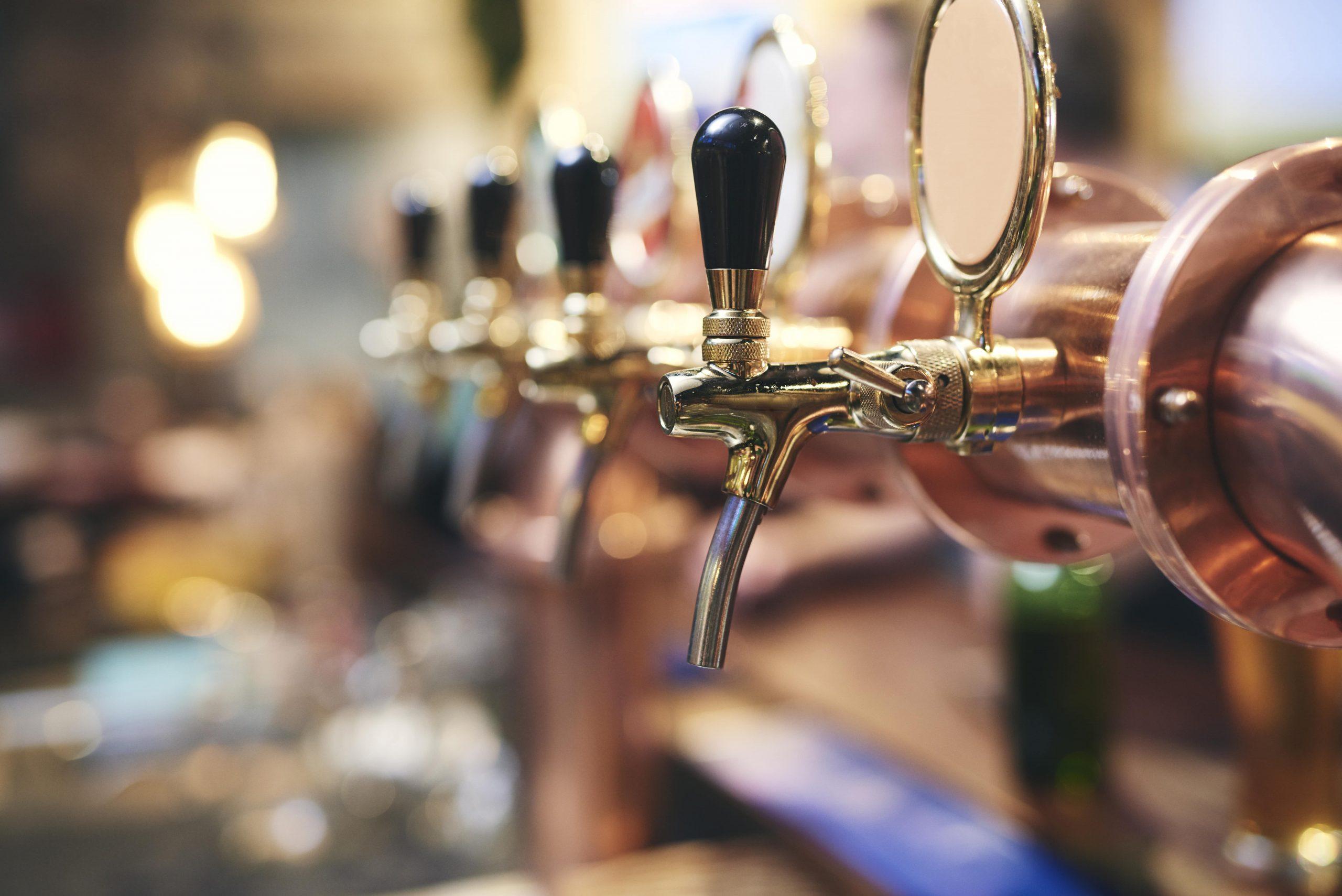 shot-of-beer-tap-in-the-pub-ZR589RV-min