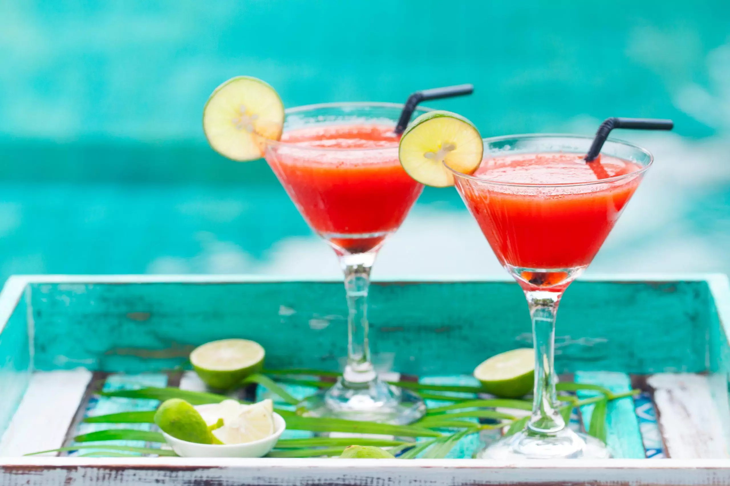 strawberry-margarita-cocktail-on-colorful-wooden-b-9XEYHU7-min
